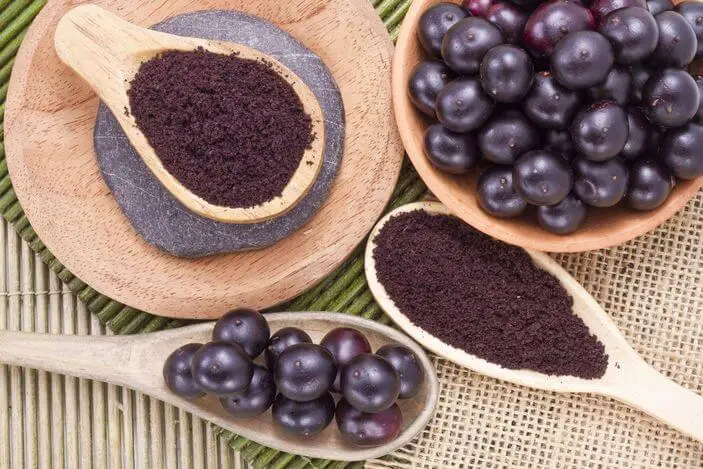 Frutas de acai y polvo de la fruta.