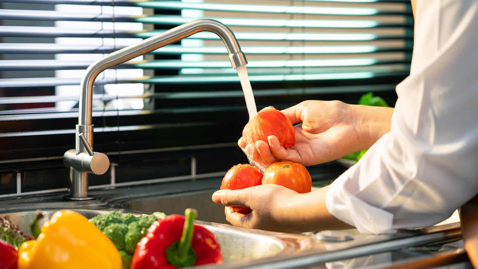 ¿Cómo lavar y desinfectar correctamente verduras y frutas?