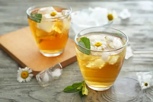 Dos vasos de manzanilla con hielo.