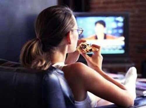 Los peligros de comer frente al televisor