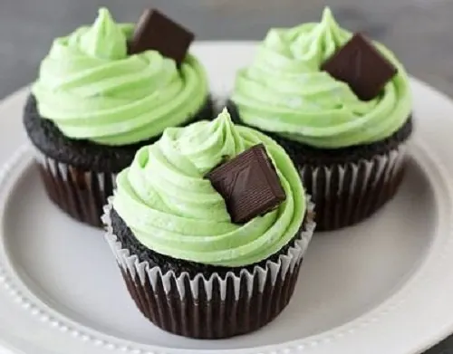 Cupcakes de menta y chocolate en un plato