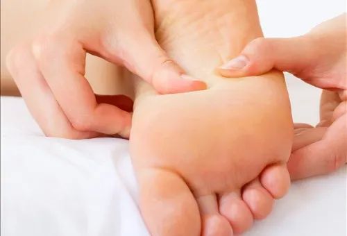 Masajear-los-pies la fascitis plantar