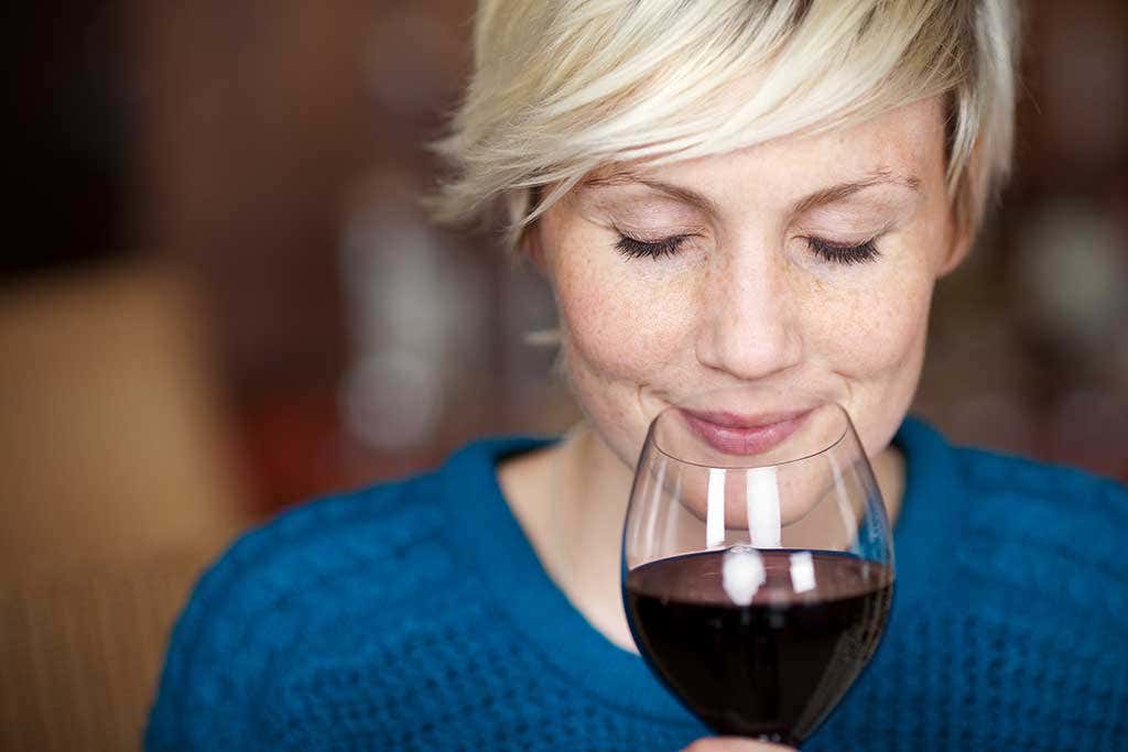 Linksseitige Kopfschmerzen - Frau trinkt Wein