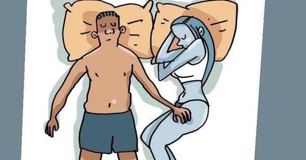 Pareja que duerme con los pies entrelazados