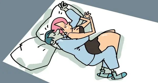 Pareja durmiendo de cucharita