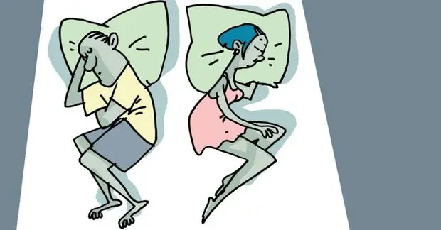 Pareja que duerme de espaldas separada