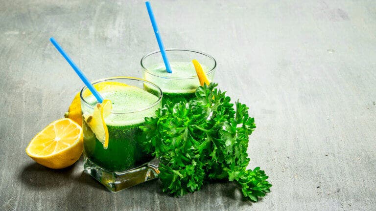 Remedio con perejil y limón para limpiar tus riñones