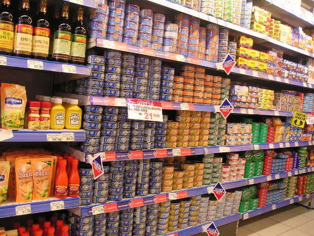 Productos enlatados en supermercado
