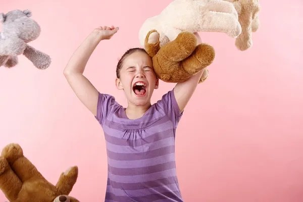 Niña haciendo una rabieta