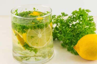 Remedio con perejil y limón para limpiar tus riñones