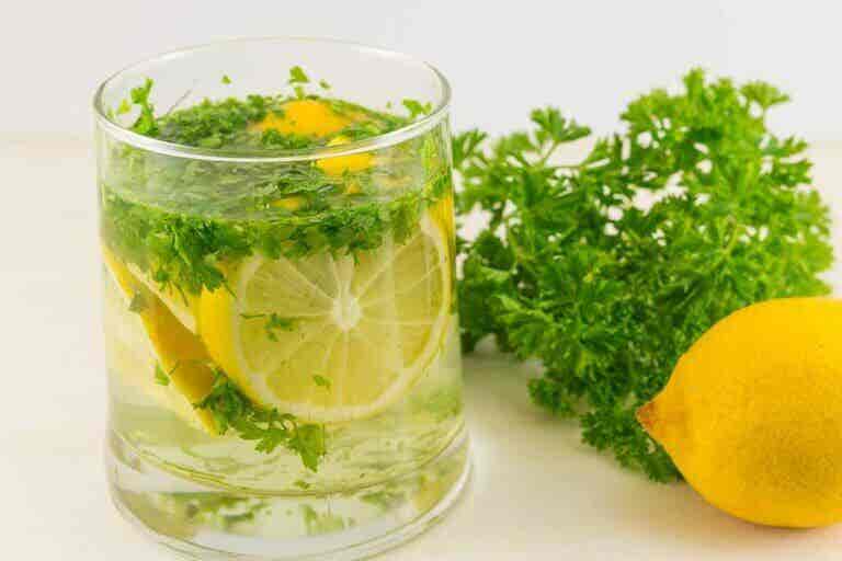 Remedio con perejil y limón para limpiar tus riñones