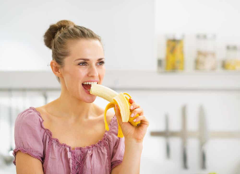 Mujer comiendo plátano. 