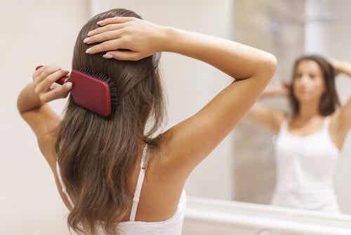 Peinarte con un cepillo de cerdas naturales ayudará a cuidar tu cabello. 