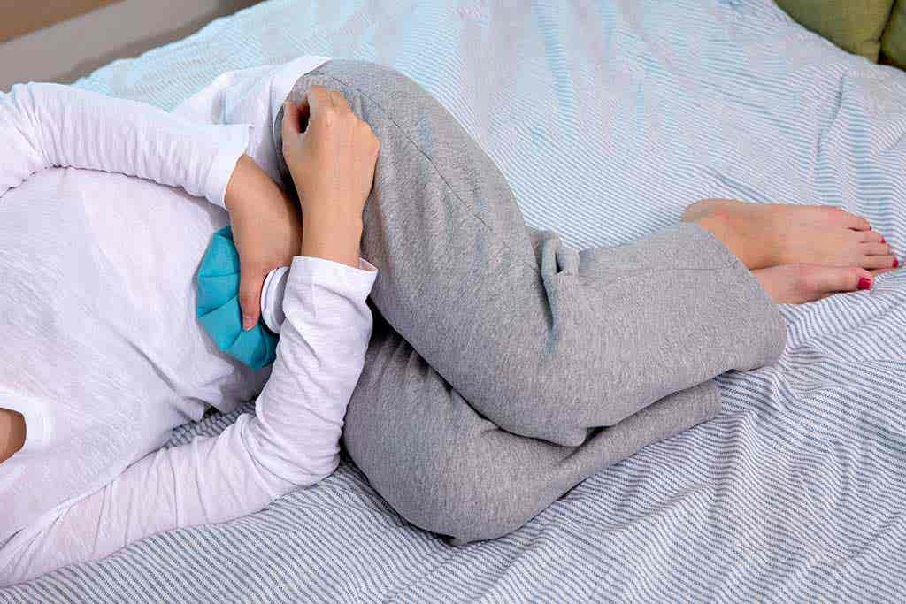 Frau mit Unterbauchschmerzen