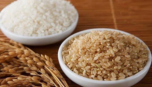 Cuencos de arroz blanco y arroz integral