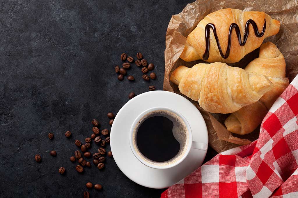 Das richtige Frühstück vor dem Joggen - Kaffee und Croissants