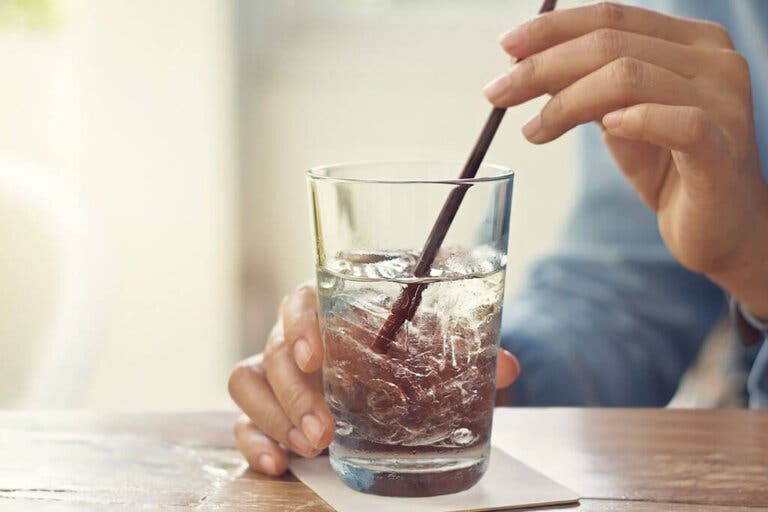 ¿Es malo beber agua fría?