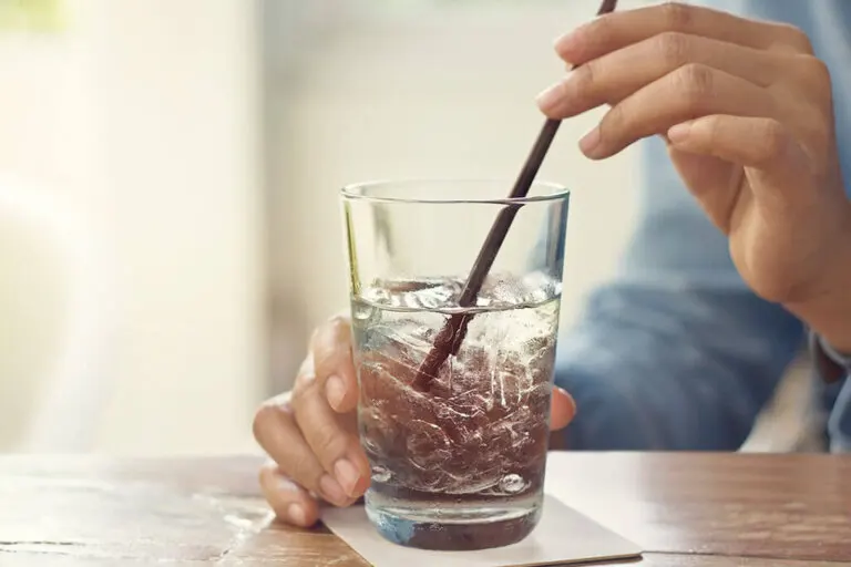 ¿Es malo beber agua fría?