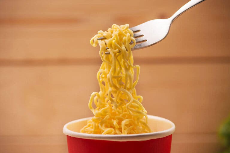 ¿Los peligros de comer sopa instantánea?
