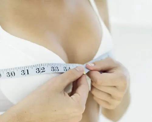 9 ejercicios sencillos y caseros para reafirmar el busto