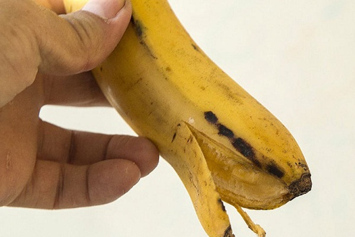 Почему чернеют бананы. Коричневая шкурка от банана. Кожура банана. Банан с пятнами на кожуре. Дефекты бананов.