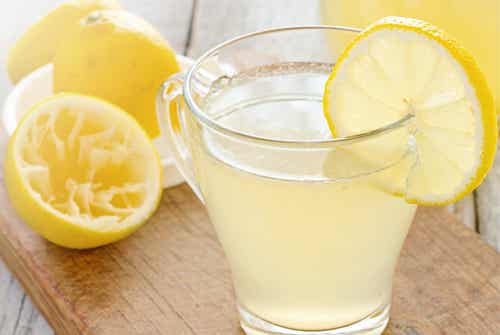 Agua con limón para la inflamación estomacal