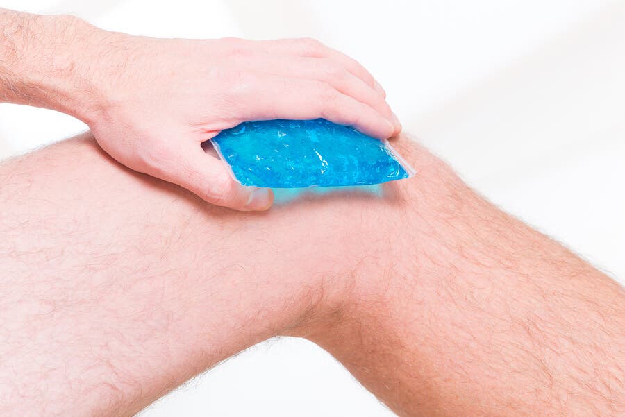 Aplicación de una compresa de hielo en la rodilla.