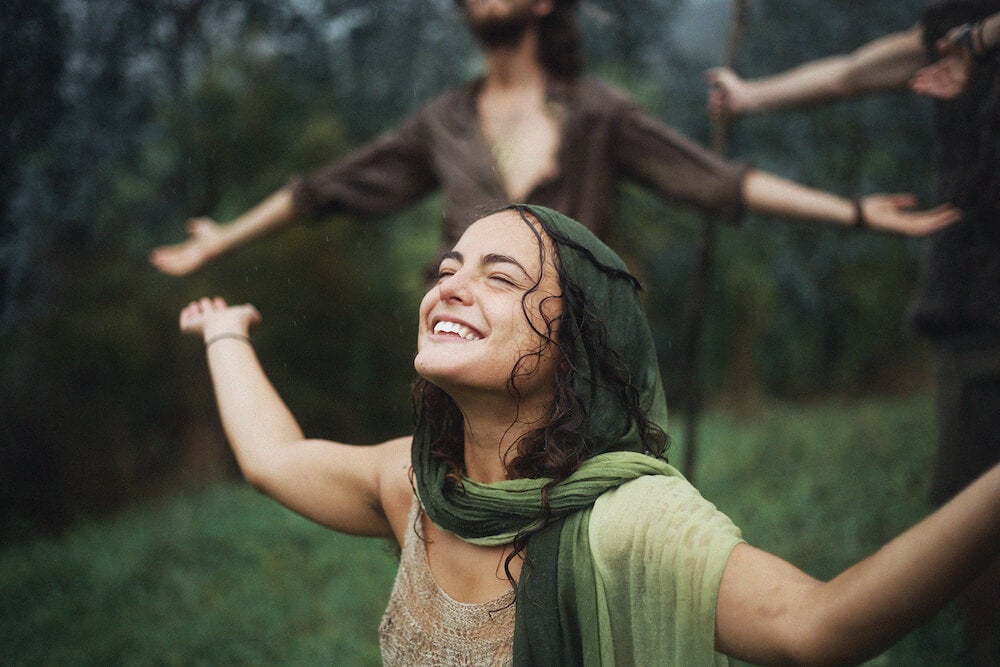 Mujer feliz bajo la lluvia.
