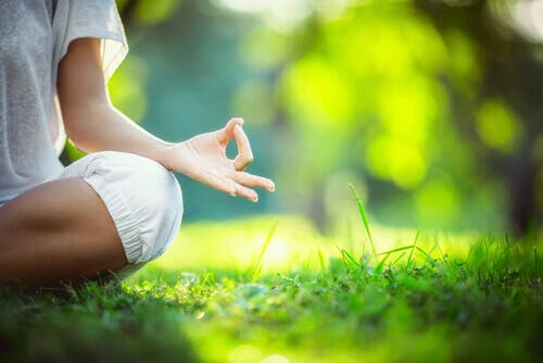 Mujer haciendo meditación