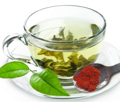Taza de té verde con pimienta roja