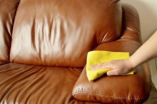 Cómo limpiar los muebles de cuero con aceite de coco