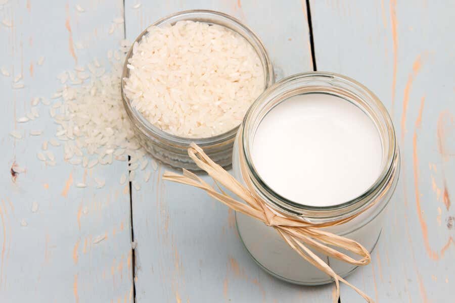 El agua de arroz blanco tiene diversos usos cosméticos.