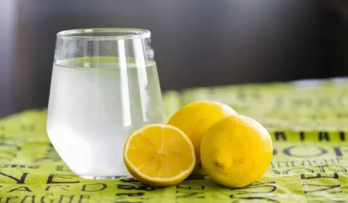 Agua con limón