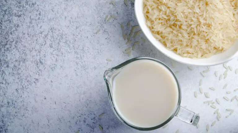 Cómo hacer un tónico facial natural de agua de arroz