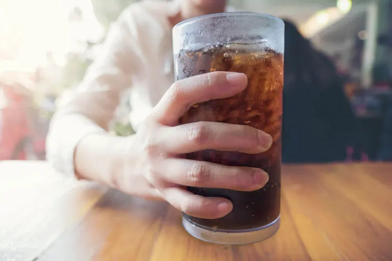 ¿Sabes qué sucede en tu cuerpo cuando consumes bebidas carbonatadas?