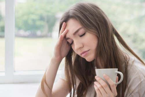 Mujer con dolor de cabeza: remedios relajantes con lavanda