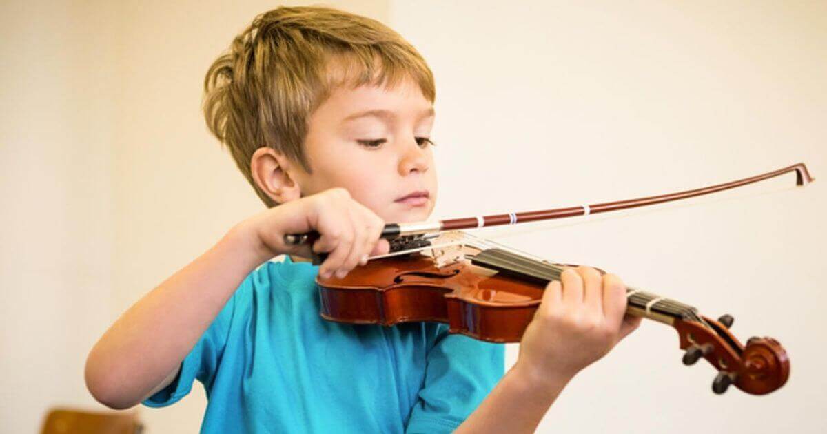 Et barn som spiller fiolin i et flerbruksrom