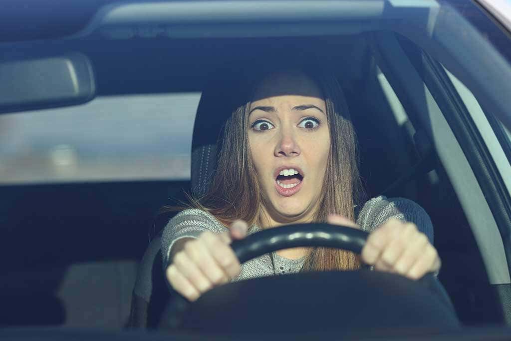 Dysfunktionale Angst - verängstigte Frau im Auto