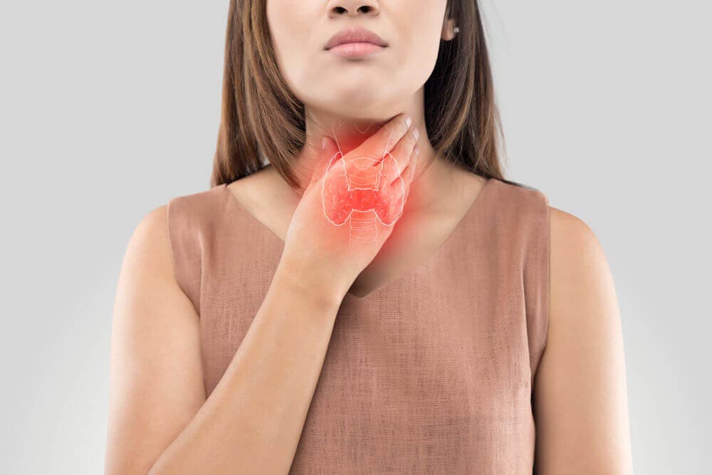 Mujer con dolor de garganta.