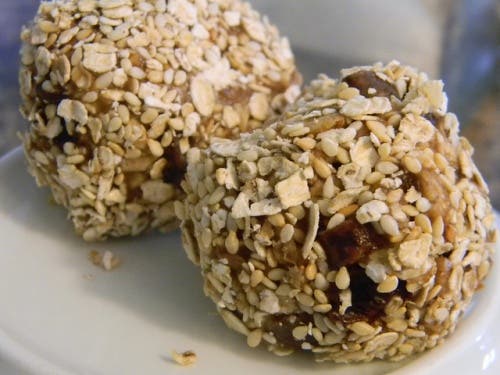 Este rebozado de semillas de avena combina muy bien con las barritas de naranja.