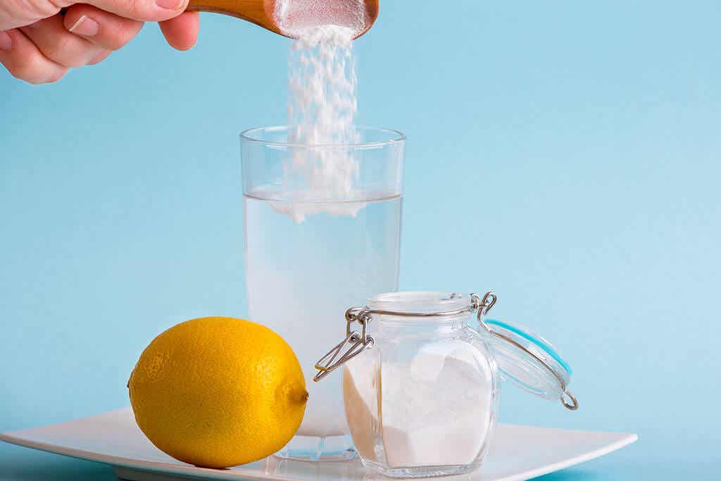Bicarbonato y limón para limpiar la casa.