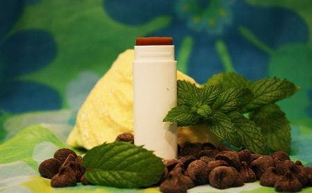 Como-hacer-un-bálsamo-labial-de-chocolate-y-menta