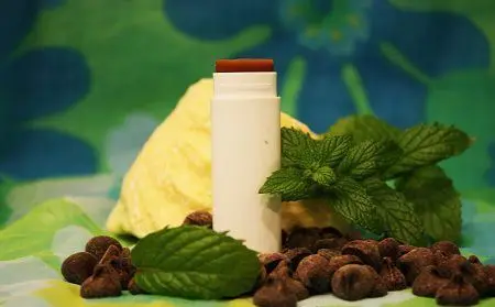 Como-hacer-un-bálsamo-labial-de-chocolate-y-menta