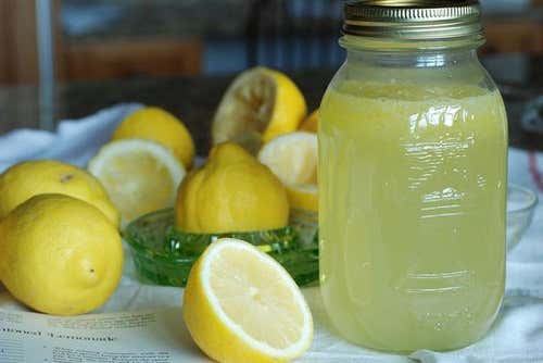 Jugo de limón en la dieta para prevenir el cáncer de colon.