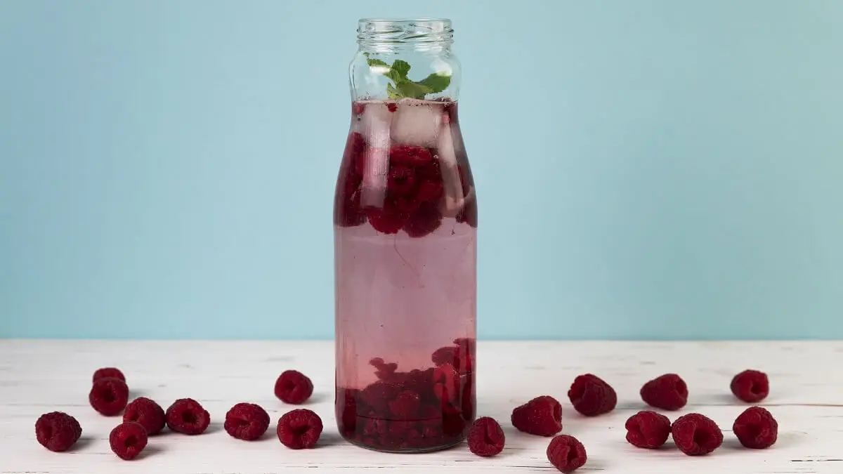 Agua de mora con frambuesa, fresa y menta