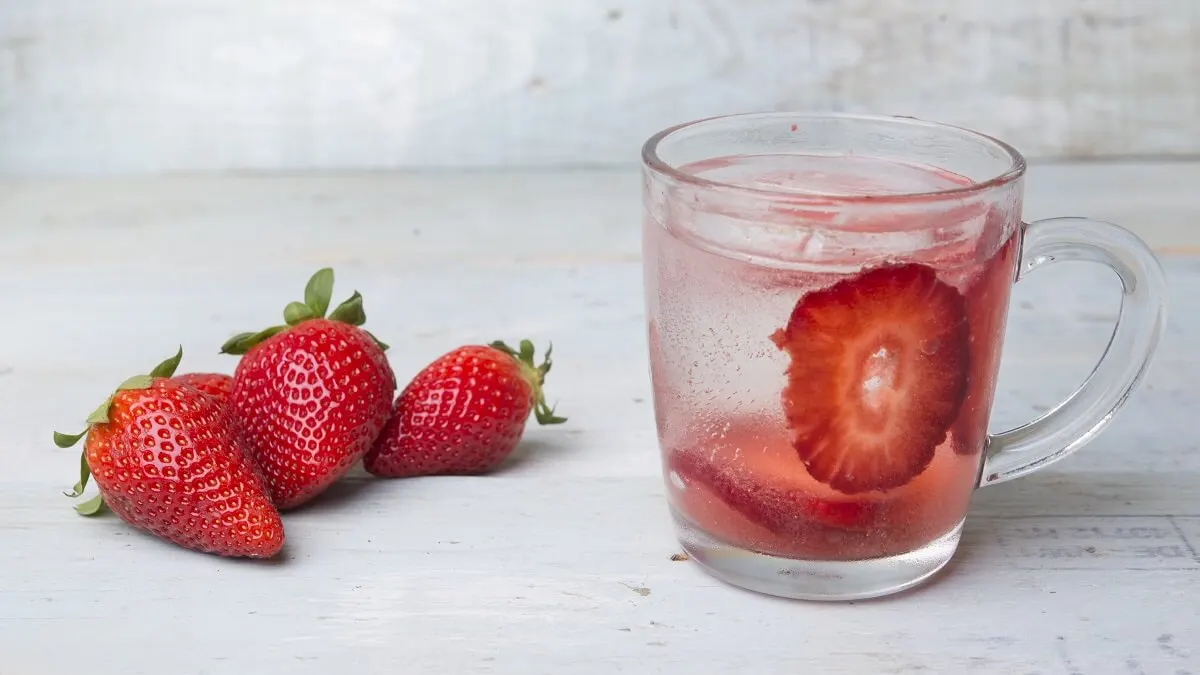 Agua de fresas y albahaca