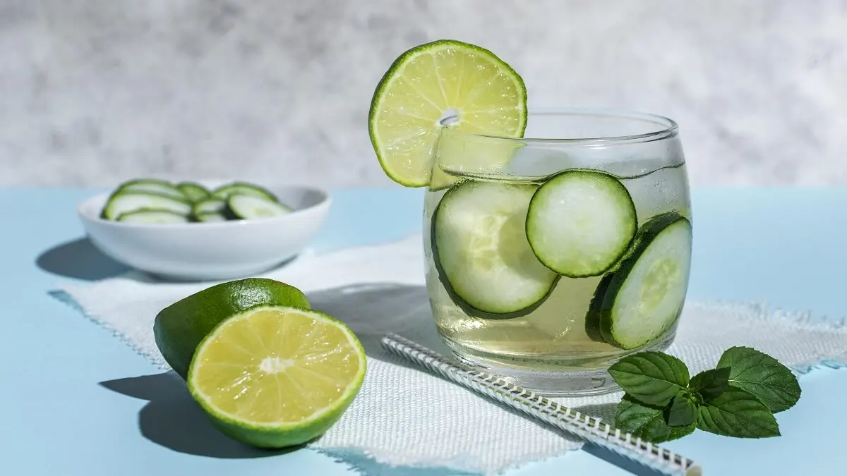 Agua con limón y pepino