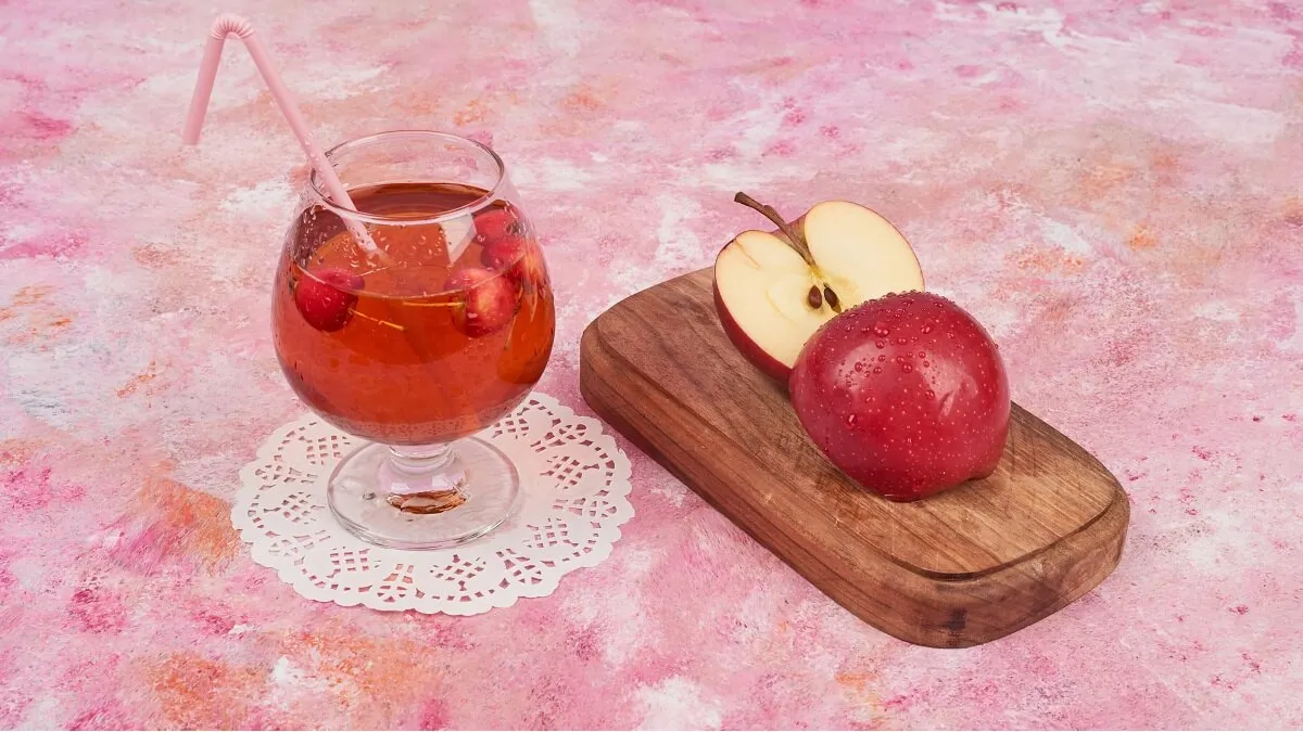 Agua de manzana con ciruela, arándano y menta