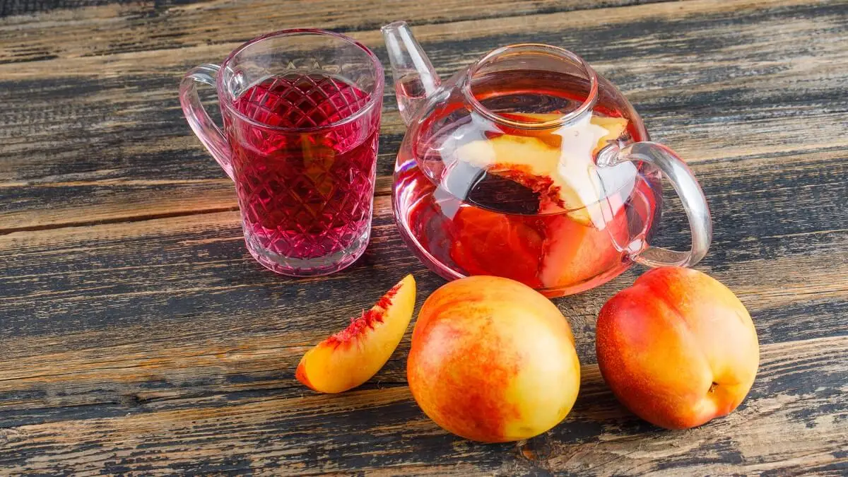 Agua de nectarina con plátano y albahaca