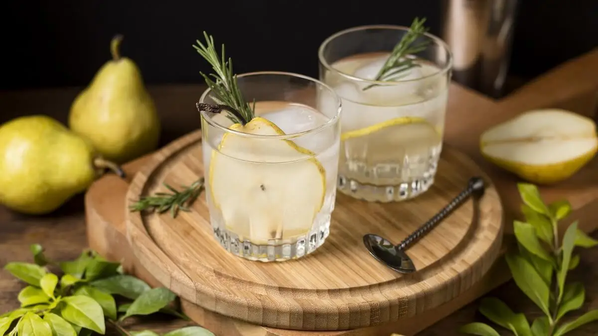 Agua de pera con romero